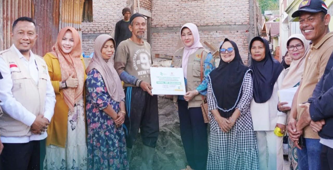 Suasana penyerahan bantuan.